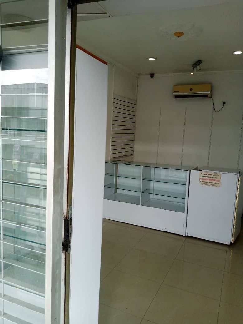 Se alquila local comercial en Paseo Paraparal, Los Guayos