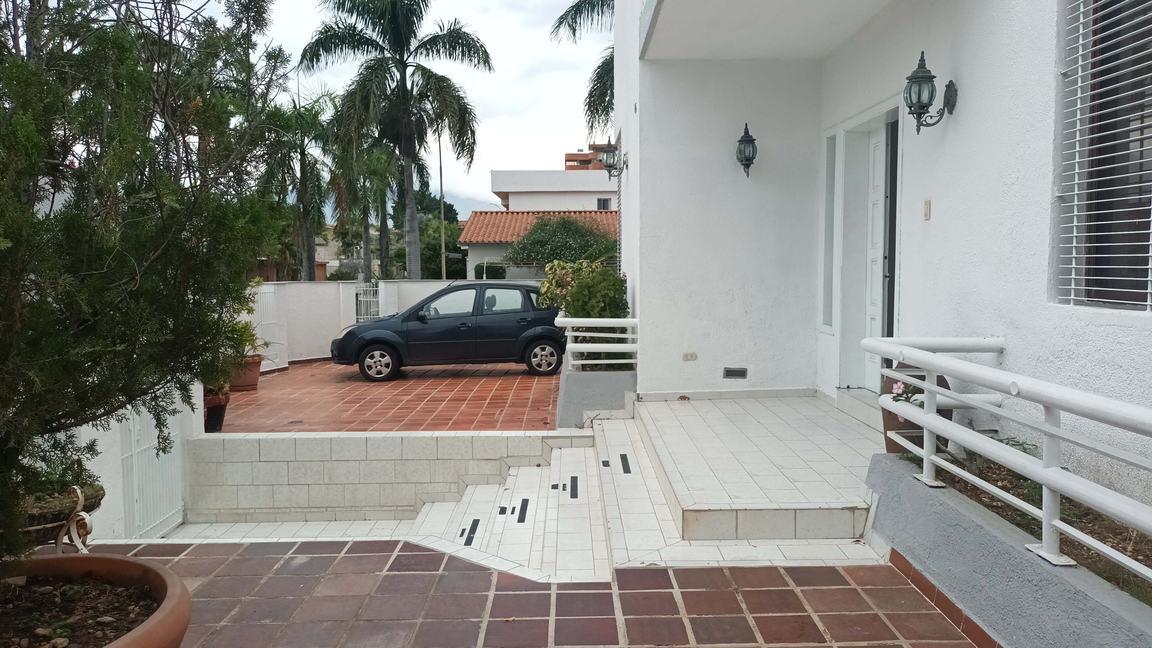 CASA 2 NIVELES CALLE CERRADA