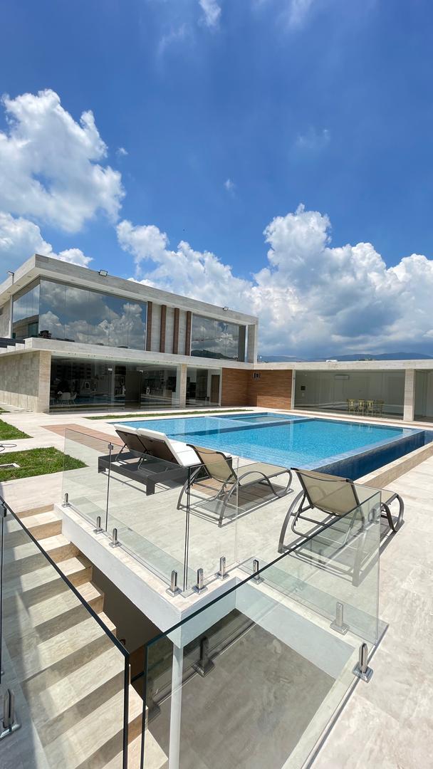 CASA A ESTREANAR CON PISCINA