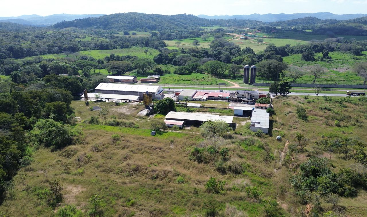 Terreno industrial galpones y oficinas en Taguanes