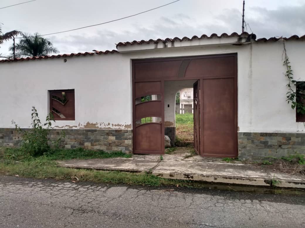 Terreno con BIenhechuria por culminar