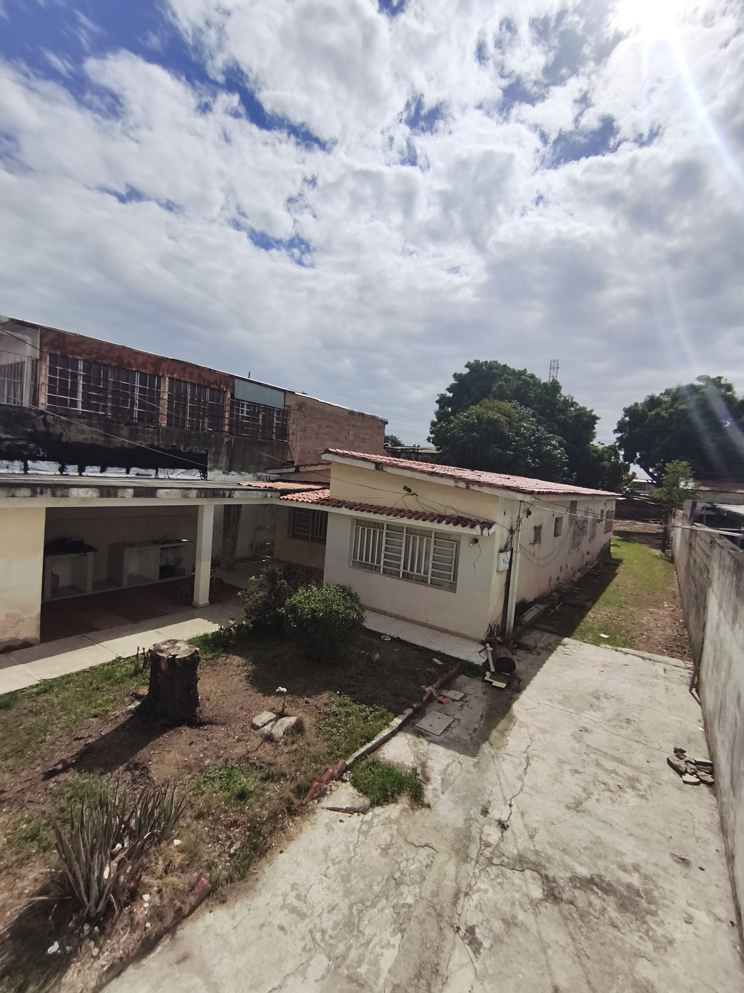 Casa Comercial con terreno amplio, ubicación ideal para proyectos comerciales