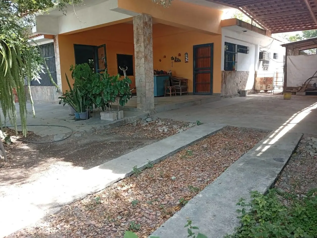Casa en venta Urb.Castellana ,con amplio espacio,clima agradable