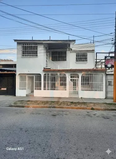 Calle principal Don Julio Centeno, comercial con terraza