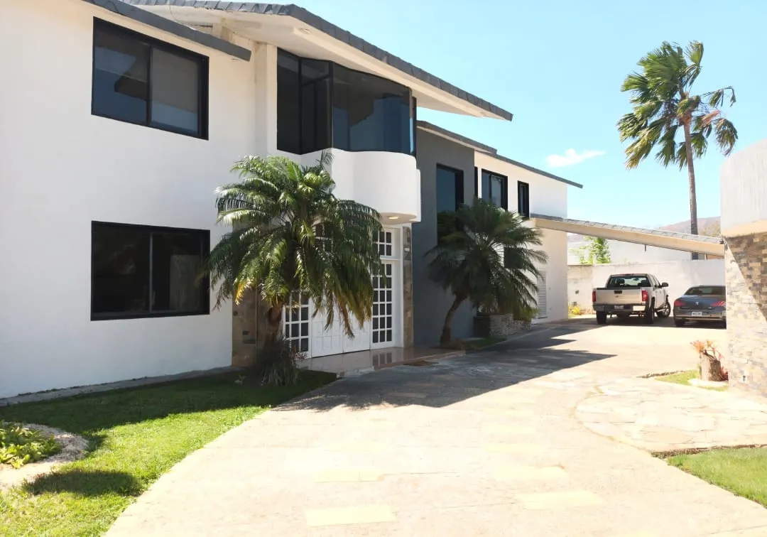 EN VENTA CASA CON PISCINA - URB. EL SOLAR. GUATAPARO, VALENCIA