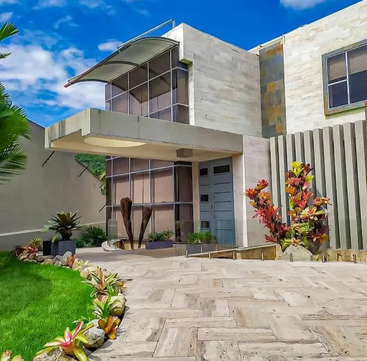 EN VENTA CASA CON PISCINA - URB. ALTOS DE GUATAPARO, VALENCIA
