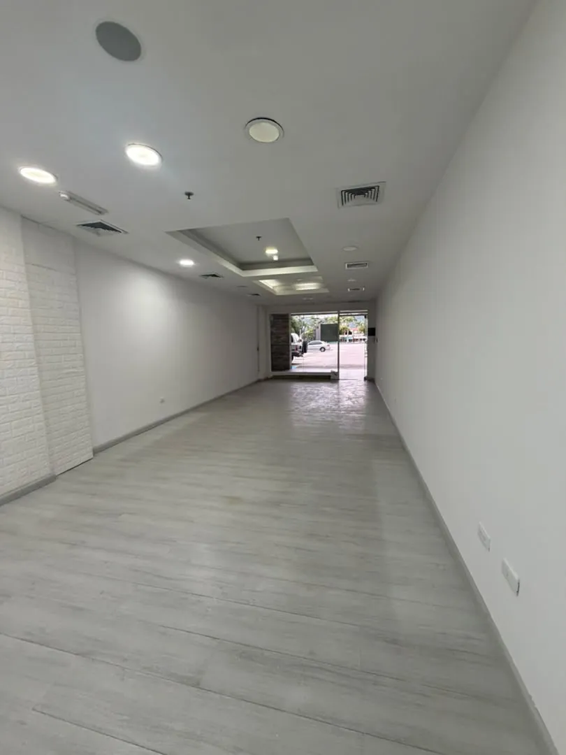 Local comercial en CC. Concepto la Granja