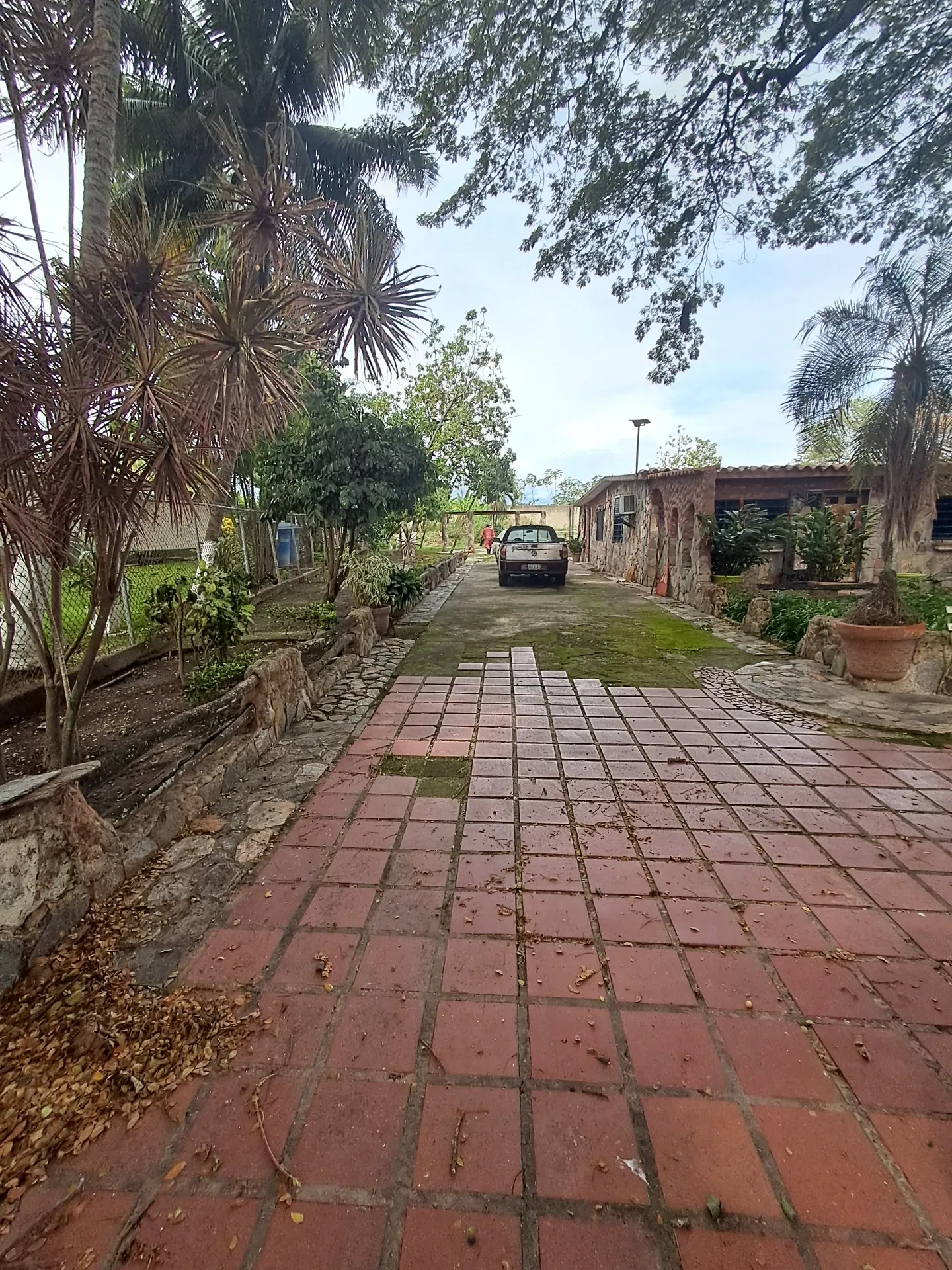 Terreno amplio con hermosa casa de platabanda san Joaquin