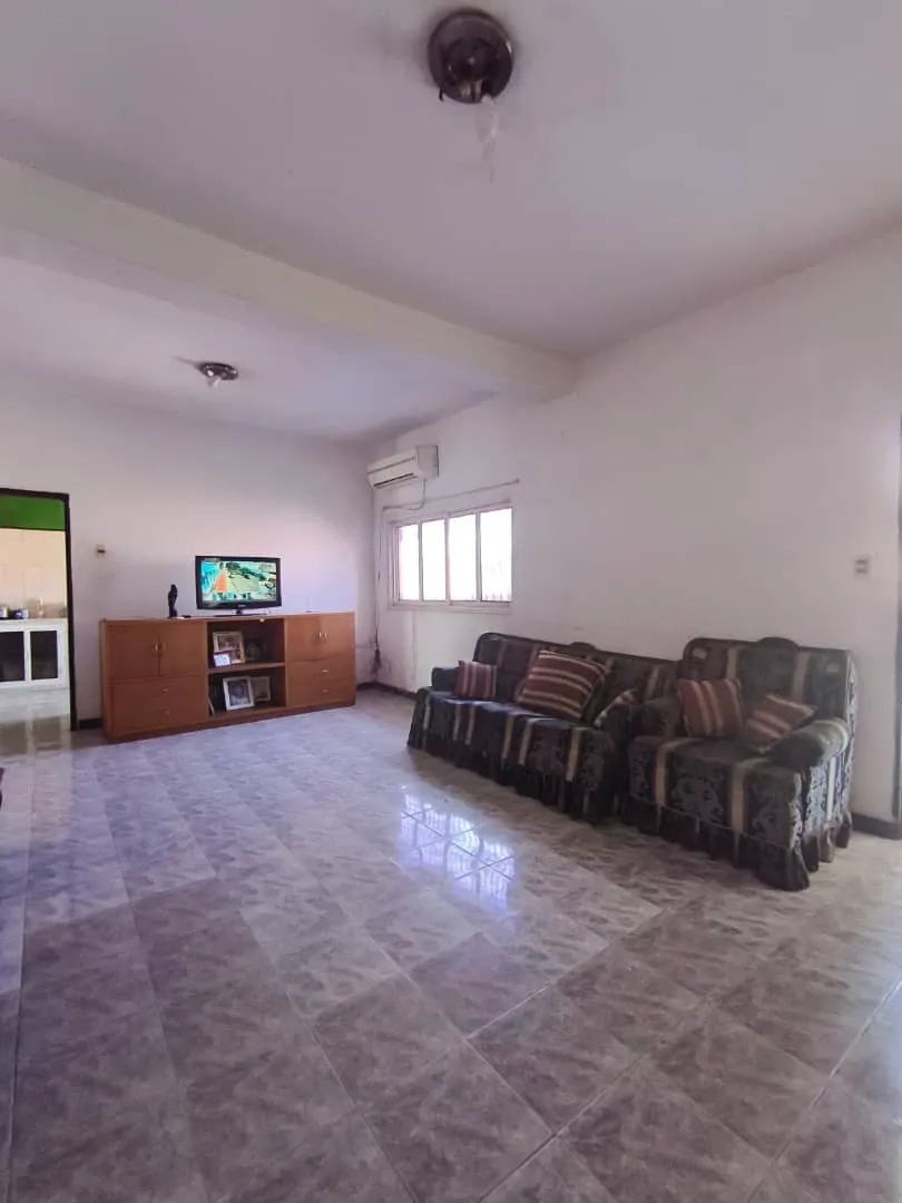Casa Multi-Familiar de 3 Niveles